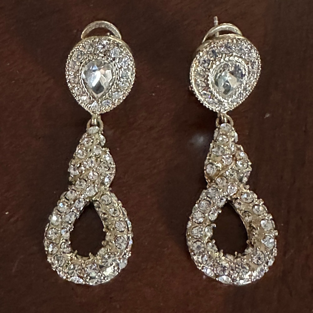 Heidi Daus Sleek and Sophisticated Crystal Drop Earrings EUC